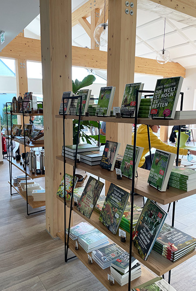 Baumgesellschaft-Waldakademie-So sieht es aus in der Waldakademie-Bücherregal